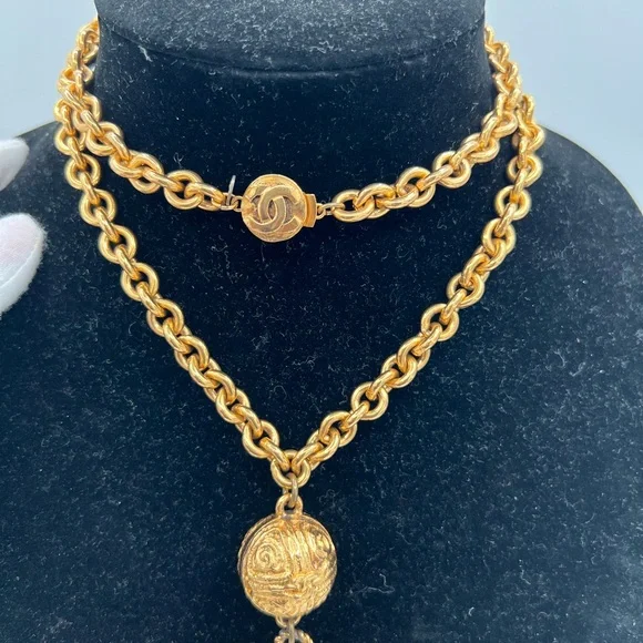 Chanel 24k gold plated vintage large CC logo necklace ❤️ - Picture 6 of 7